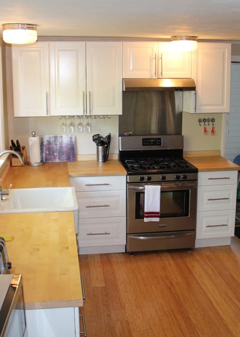 Fully equipped kitchen with gas stove