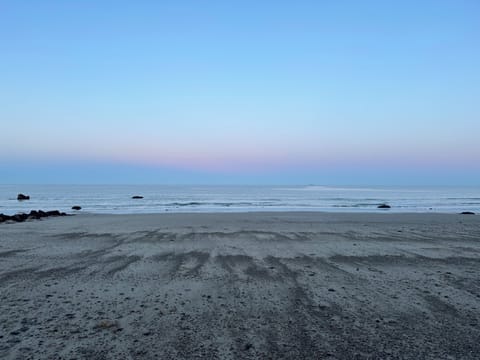 Beach nearby, sun loungers, beach towels