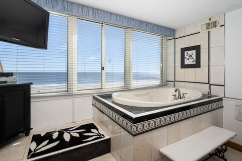 Bathroom | Combined shower/tub, jetted tub, hair dryer, towels