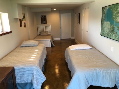 Bedroom #5
4 single beds, Lawn/Lakefront access