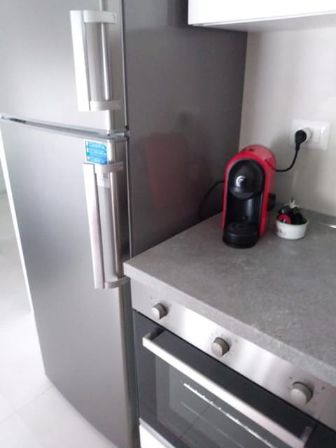 Fridge, oven, stovetop, coffee/tea maker