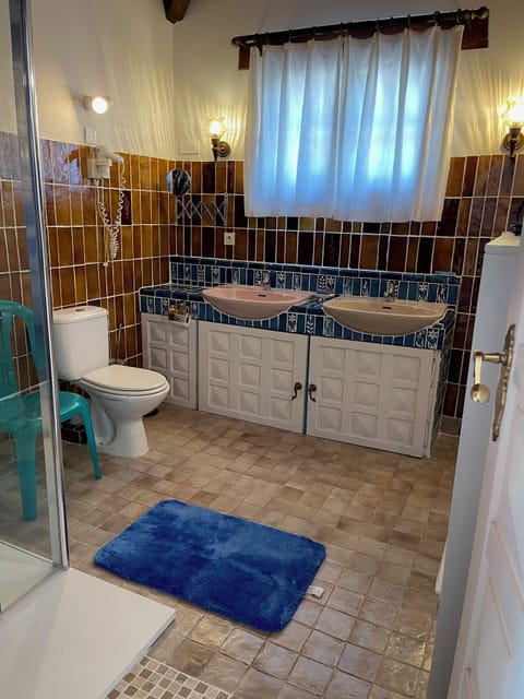 Combined shower/tub, hair dryer, towels