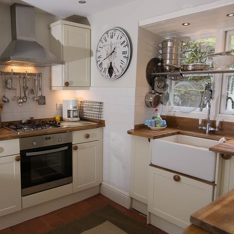 Kitchen with electric oven and gas hob, belfast sink