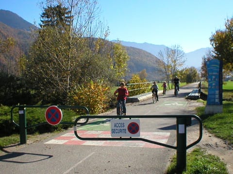 Piste Cycleable. near Doussard. between Annecy and Ugine, towards Albertville