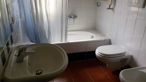 Combined shower/tub, hair dryer, towels