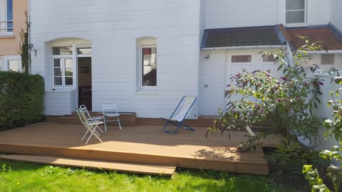 BACKYARD AFTERNOON SUN