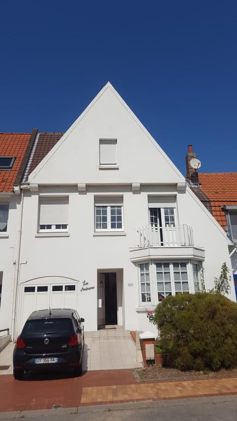 SUNNY SOUTH EAST FACADE