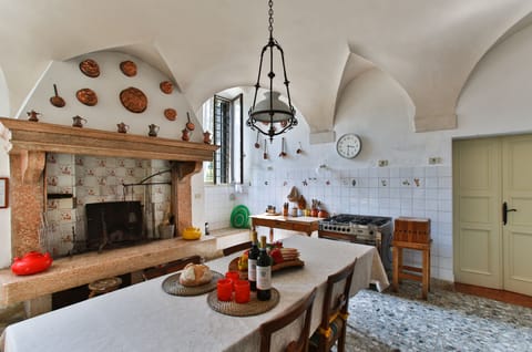 LA SERENELLA West Wing - The Kitchen