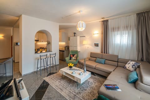 Apt 1 ground floor / open plan living room and kitchen area