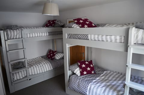 6 bedrooms, iron/ironing board, WiFi, bed sheets