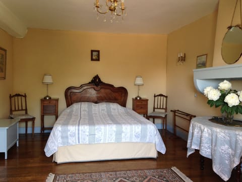 The blue double room with 'tissue tendu' wall covering