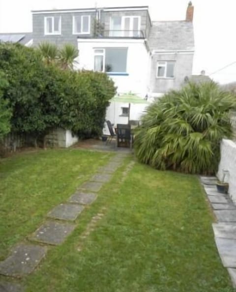 Starfish Cottage back garden