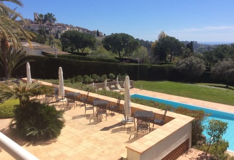 Pool with view of St Paul
