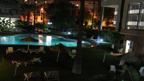 The pool by night.