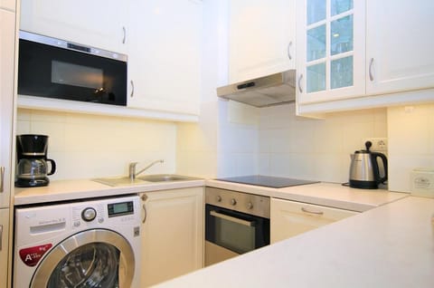 Another picture of the fully fitted kitchen