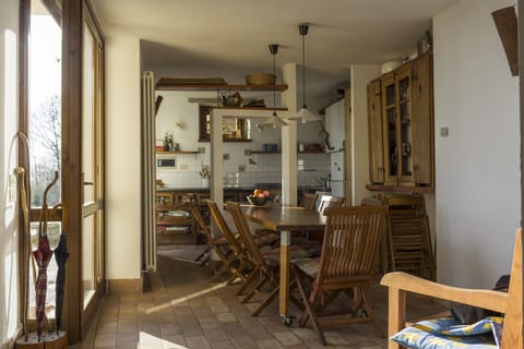 The emtrance, with a view on the dining room and kitchen