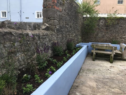 Walled yard with seating