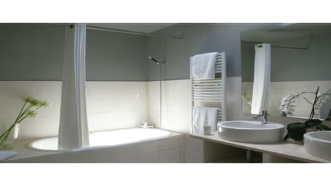 Combined shower/tub, hair dryer, towels