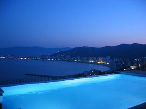 NIGHT VIEWS PRIVATE INFINITY POOL