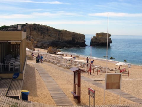 Beach nearby, sun loungers, beach towels