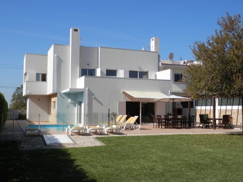 Luxury 5 Bed Villa w/ pool, large terraces, large beautiful gardens near beaches
