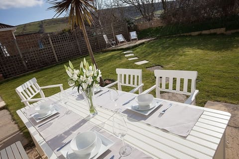 Outdoor dining with the sound of the sea