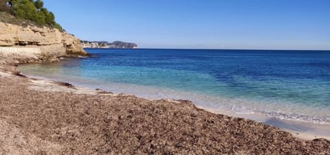 Beach nearby, sun loungers, beach towels