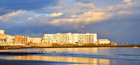 Beach nearby, sun loungers, beach towels