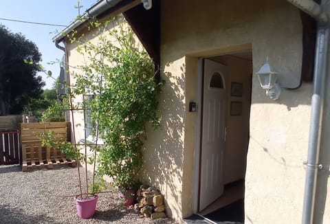 Key safe door entry. Code is sent 48 hours before arrival.