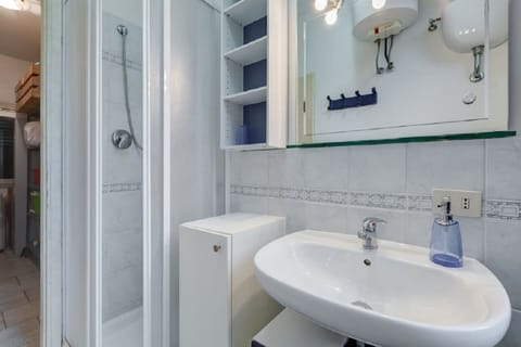 Combined shower/tub, hair dryer, bidet, towels