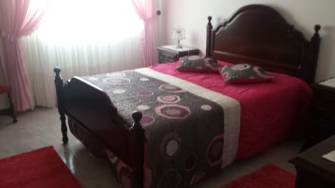 2 bedrooms, internet, bed sheets