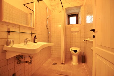 Combined shower/tub, hair dryer, towels, soap