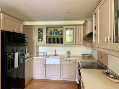 Open plan Provençale-style kitchen - Smeg oven/cooker & American fridge-freezer