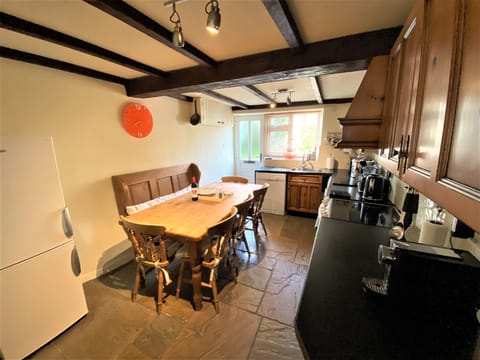 Yarn house - kitchen and dining area