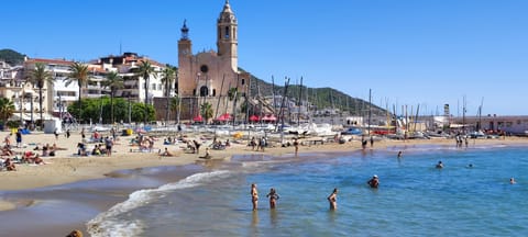 Beach nearby, sun loungers, beach towels