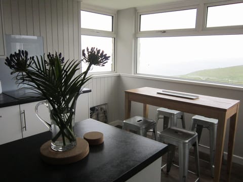 kitchen breakfast area