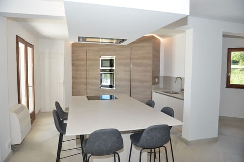 Fully fitted kitchen with breakfast bar/dining (6 places).