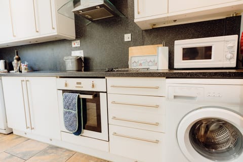 Fully equipped with washing machine, dishwasher and microwave