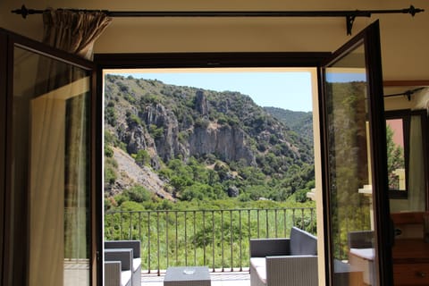 Master bedroom, views to river and natural rock escarpment, a national monument