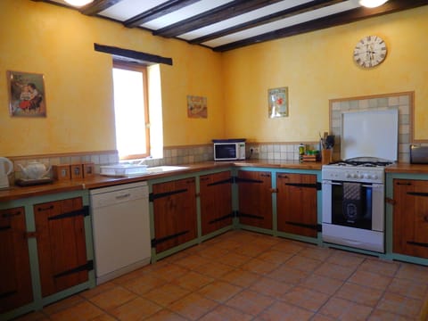Fully fitted, farmhouse kitchen with all mod cons