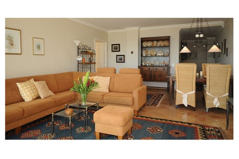 Comfortable , Quality designed Lounge and Dining room.