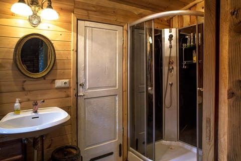 Private shower & bathroom in the Summerhouse.