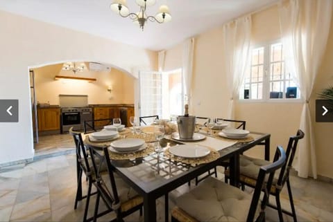 Villa Buenavista Malaga, Calle Guillermo Tell 16, Malaga - dining room