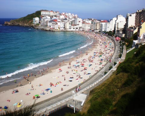 Beach nearby, sun loungers, beach towels