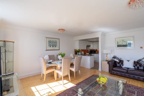 Living room, with dining table