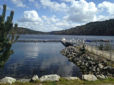 Stunning Lac de Guerledan, with small beach, paddle & wake boarding only 25mins