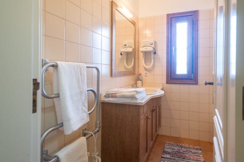 Combined shower/tub, hair dryer, bidet, towels