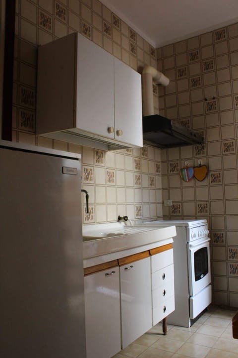 Fridge, oven, stovetop, electric kettle