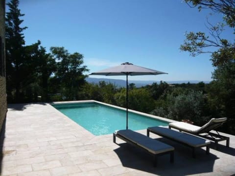 Pool, terrace and views of the Luberon