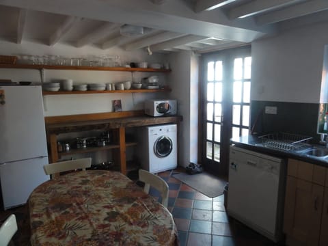 Newly refurbished kitchen, underfloor heating, fridge freezer, dishwasher etc